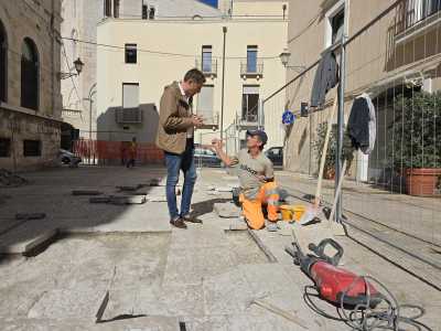 Risalgono infine allo scorso ottobre gli ultimi lavori di ripristino delle basole rovinate. La sostituzione � stata fatta con chianche della stessa dimensione, finitura e colorazione delle precedenti: bianche o nere che fossero (foto di Lorenzo Leonetti)